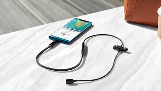 この発想はなかった! スマホに挿してペアリング&充電ができるワイヤレスイヤホン「HUAWEI FreeLace」