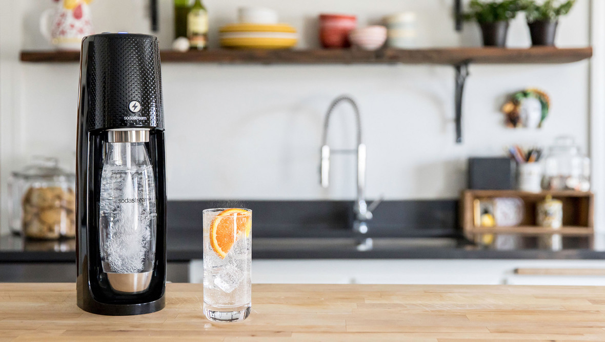 ボタンを押すだけ! 「炭酸水が18円で作れる」でおなじみ「ソーダストリーム」のお手ごろモデルが進化した