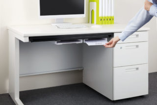 ↑座ったときに膝に当たりにくい薄さだが、コピー用紙は約200枚も入る。未整理書類の一時保管スペースなどにしても便利だ