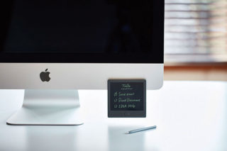 ↑背面には磁石を装備し、スチール面にピタッと貼り付く。伝言やスケジュールを目立つよう貼って掲示しておくなど、まさに付箋感覚で使える