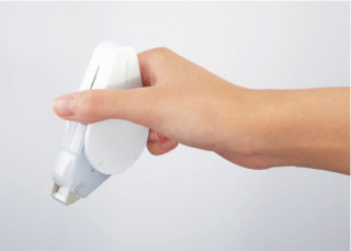 ↑人差し指をかけて持つ/全体を握る、と2通りの持ち方に対応したテープのり。各々の貼り方と好みに合わせてヘッドを変形させて使える
