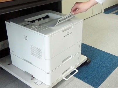 簡単にモバイル機器と接続できる、NECのA4対応モノクロプリンター「MultiWriter 5350」