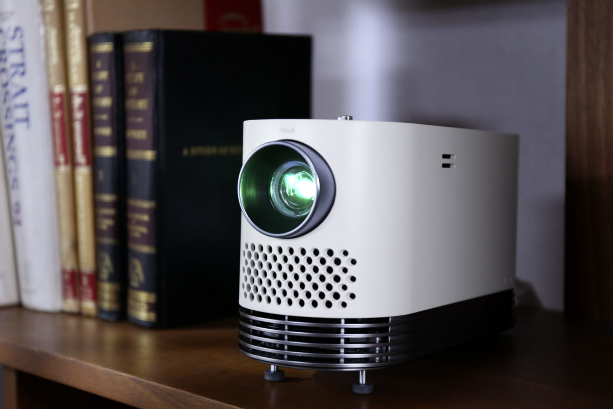 映像を大画面で楽しめる「LG CineBeam（シネビーム）」は、プロジェクター単体でネット利用もできちゃう