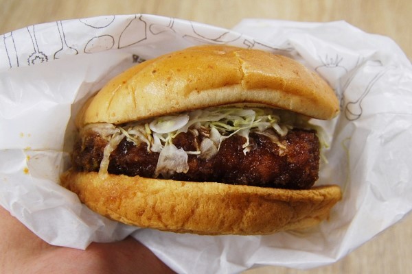 分厚いカツにキャベツがてんこ盛り！ まろやかなカツソースが絶品なモス「ロースカツバーガー」