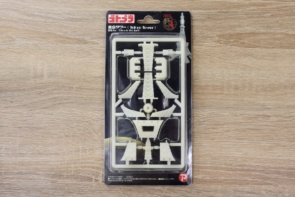 作る前から楽しめる!? 漢字から建物に変身する「東京タワー（蓄光Ver.）」