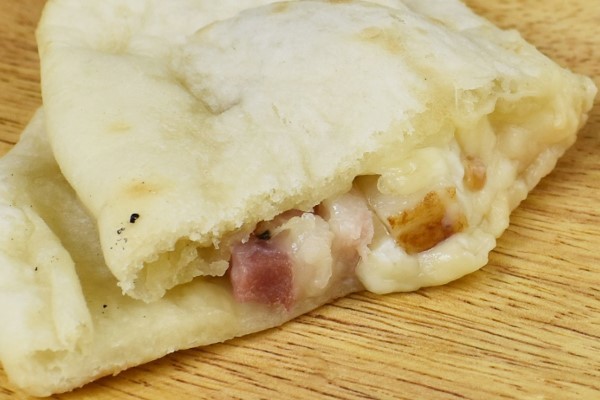 ピザと同じ感覚で食べられるドトール「カルツォーネ たっぷり4種のチーズとコク旨ベーコン」