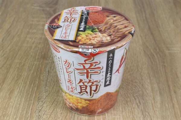 辛節が味の決め手！ ふりかけで食べる新感覚カレーそば「エースコック 辛節カレーそば」