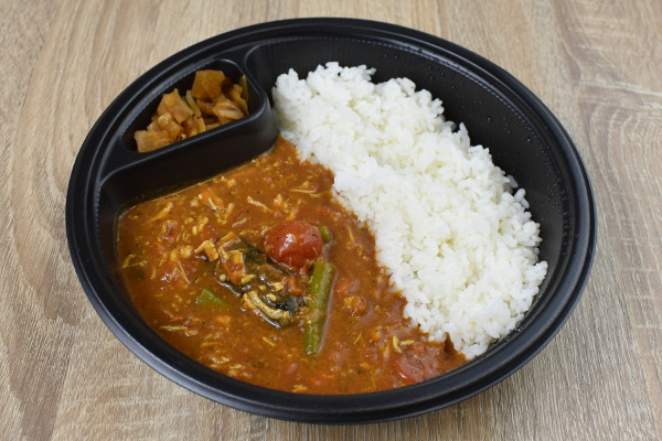 夏野菜がカレーの海に大集合！ カレーハウスCoCo壱番屋の「スパイスカレー THE チキベジ」