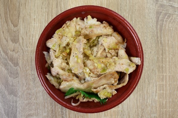 肉汁とレモンの酸味が絶妙にマッチ！ たっぷりの豚とろで味わう「豚とろ焼肉丼～ネギ塩レモンだれ～」