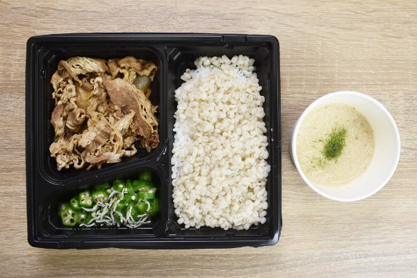 オクラと長芋による“ねばねば”のダブルパンチ！ もち麦入りのご飯でいただく「牛皿麦とろ御膳」（吉野家）