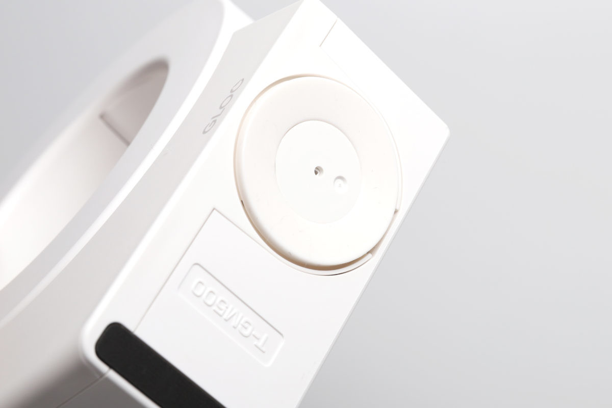 ↑薄型なのに、かなりしっかりと吸着する特殊な吸盤(写真の円形パーツ)