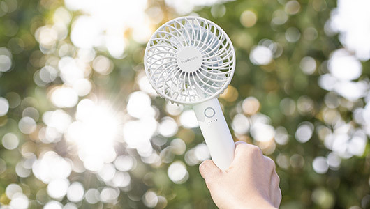 発売1.5か月で10万台突破! オフィスでも外でも使える手持ち扇風機「フレ 2WAY ハンディファン」