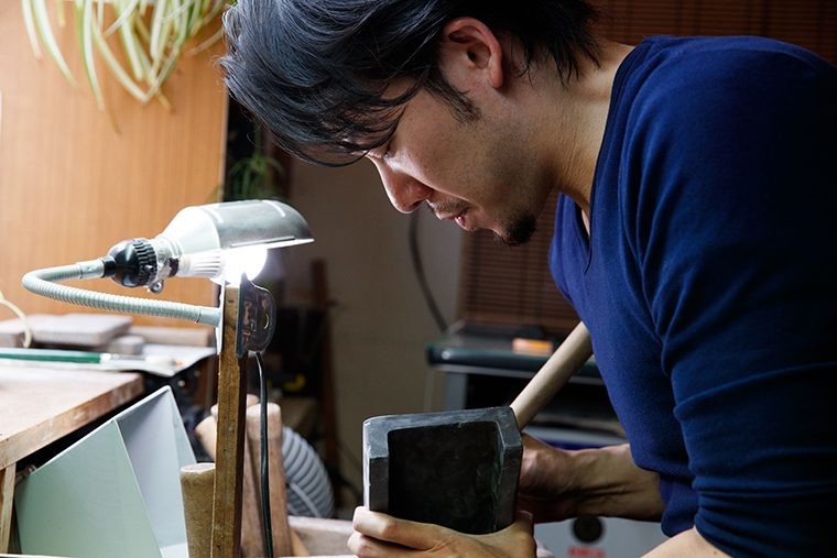 “製硯師”青柳貴史にインタビュー！硯と毛筆に対する情熱的でクレイジーな思いとは？