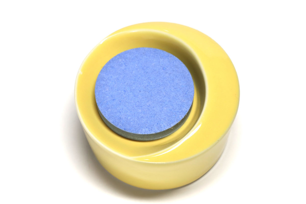 ↑三日月型の容器がおしゃれな、CHIRORI「name LUNA クレッセント イエロー」2100円(税抜き)