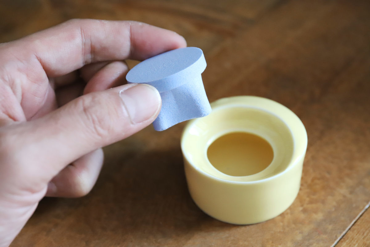 ↑水を注いだ容器に、青い吸水体をセットすると……
