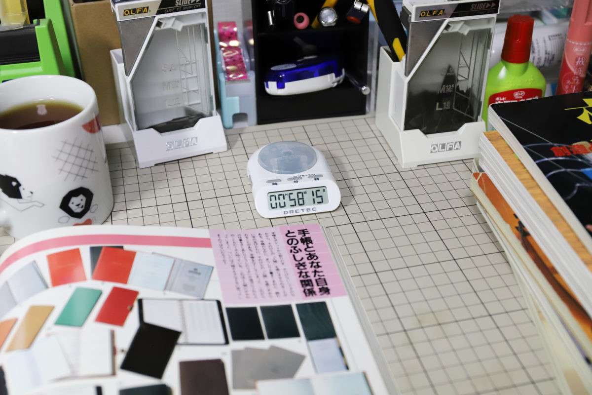↑机に平置きした状態で液晶が見やすいのがポイント