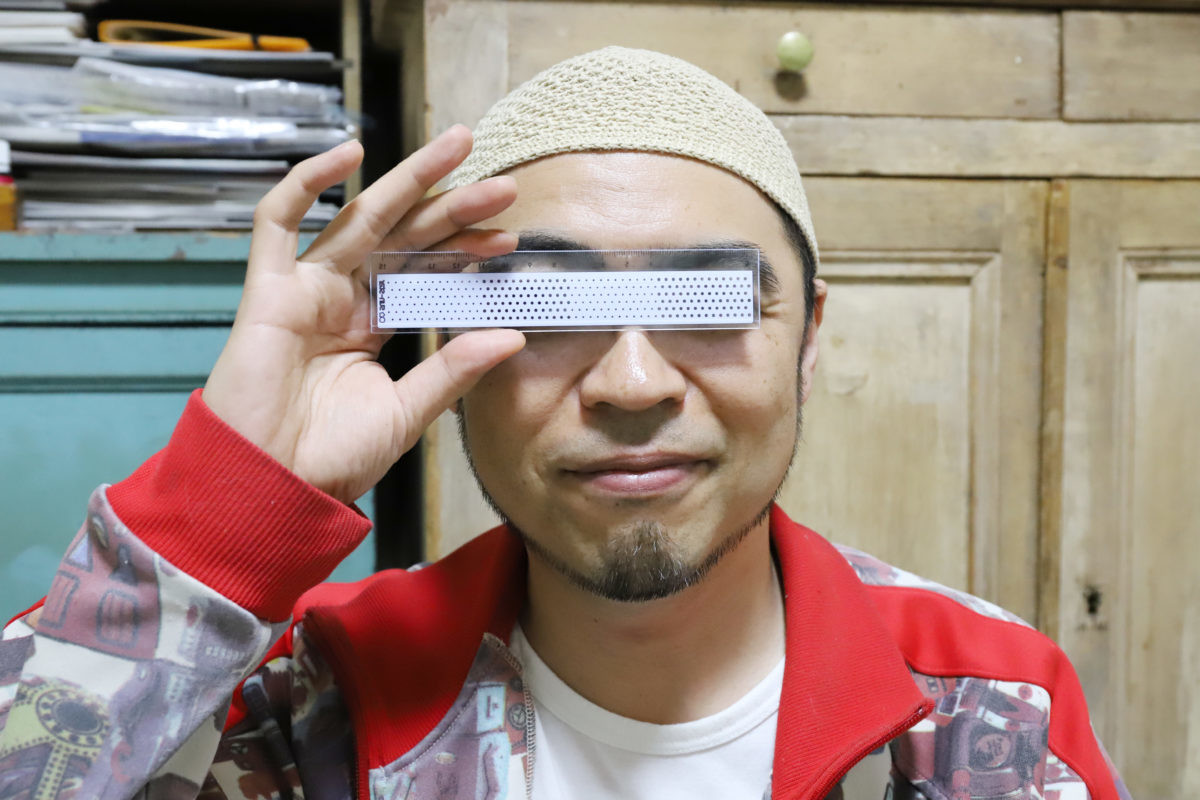 ↑かなりマヌケな絵面だが、メガネがなくてもそれなりに見える。使用時は、色の付いた側を目に当てた方が見やすい