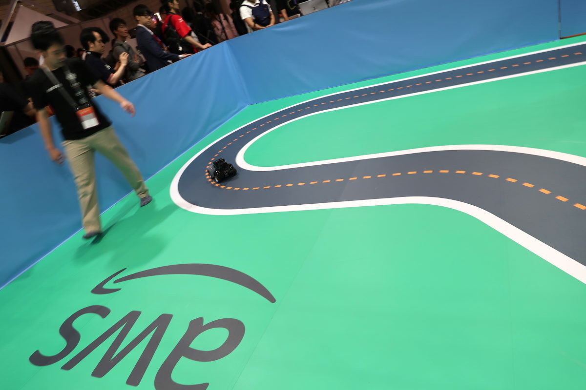 「AWS2019」で見つけた、AIミニカー「DeepRacer」はカーレースの新しいムーブメントだ!