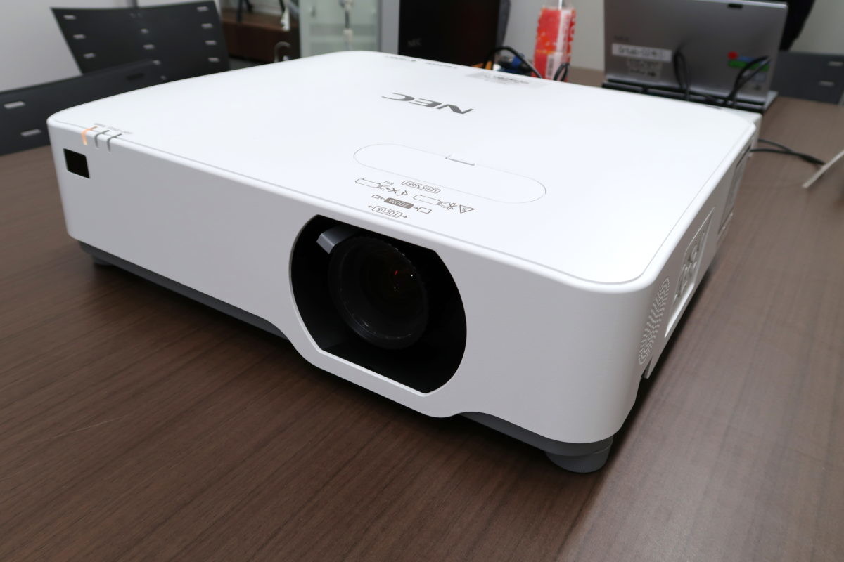 NEC高級レーザープロジェクター「ViewLight NP-P605ULJL」の最新技術を拝見! 静音性の秘密は密閉構造にあった