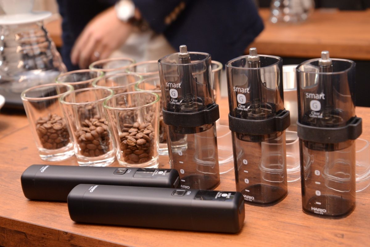 アウトドア好きなコーヒーファンに朗報！ハリオのハンディ電動ミルが野外の一杯を贅沢にする