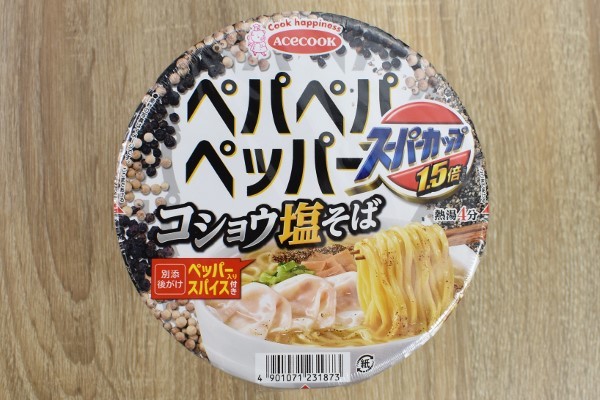 コショウをたっぷりふりかけたインパクト抜群な1杯！「スーパーカップ1.5倍 ペパペパペッパー コショウ塩そば」（エースコック）