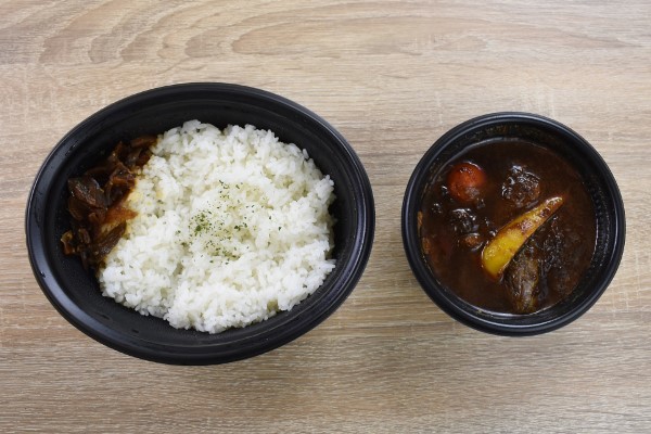 程よい辛さで食べごたえも抜群！ 夏野菜が盛りだくさんの「カシミールチキンカレー」