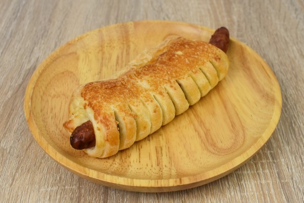 パイ生地がソーセージの肉汁をキャッチ！ スモーキーな香りが絶品の「あらびきソーセージパイ」