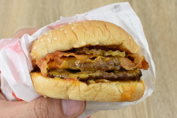 超濃厚でこうばしさMAX！ カリカリ食感をプラスした「ダブルベーコンチーズ」