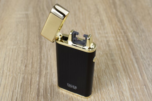 「X型火花」がめちゃくちゃ画期的！ クールに着火できる「USB充電アークライター」レビュー