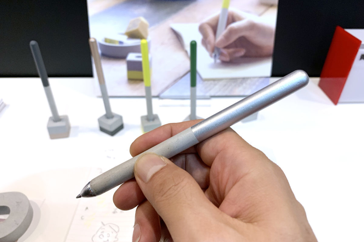 ↑持ち上げるとかなりズシッとくるが、バランスが良いので書きにくさは全く感じない
