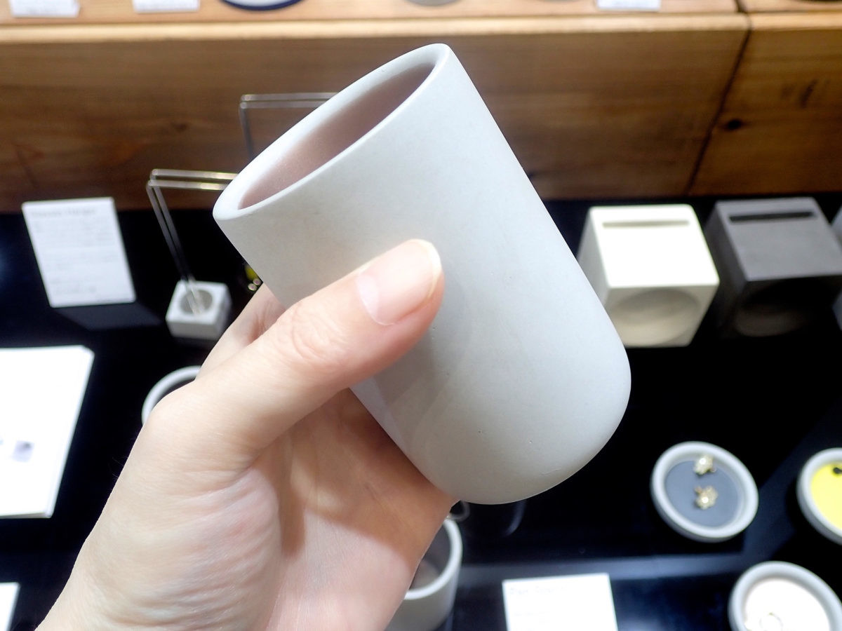↑磁器と陶器の中間のような、独特の“土感”がコンクリートの面白さだ