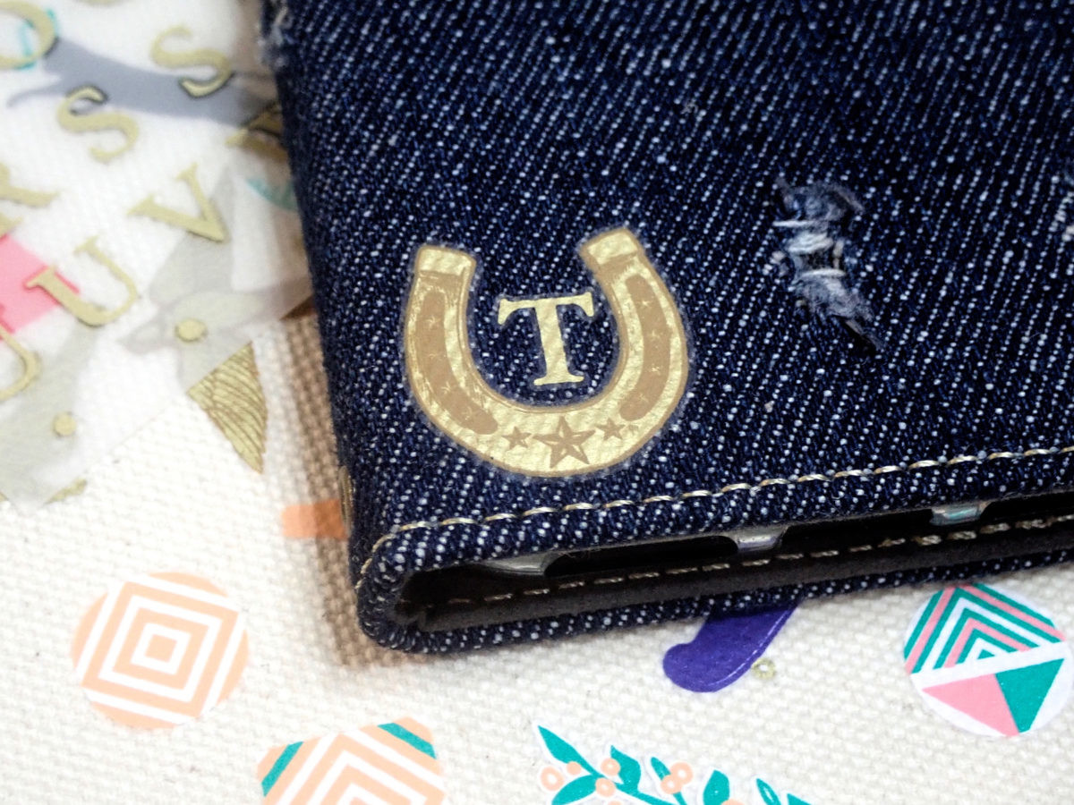 ↑扶桑「irodo」360円~470円(税抜き)シールはテーマごとに、1シートに20種前後の柄が収録されている。写真はデニムの表紙のノートに貼ったところ