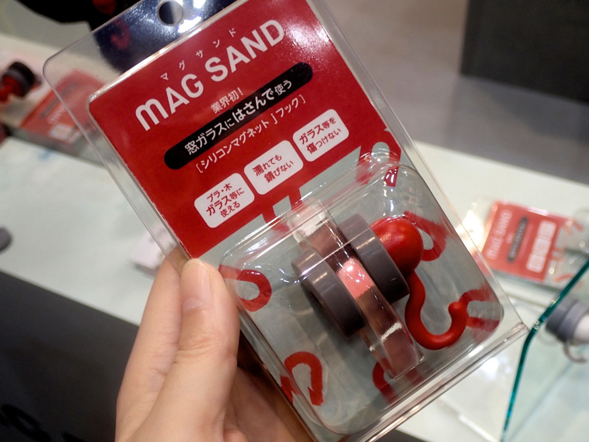 ↑マグエバー「マグサンド」1280円(税抜き)。フックの形は、ハンガーなどを掛けるiフックと、汎用性が高いJフックの2種類がある。写真はJフック