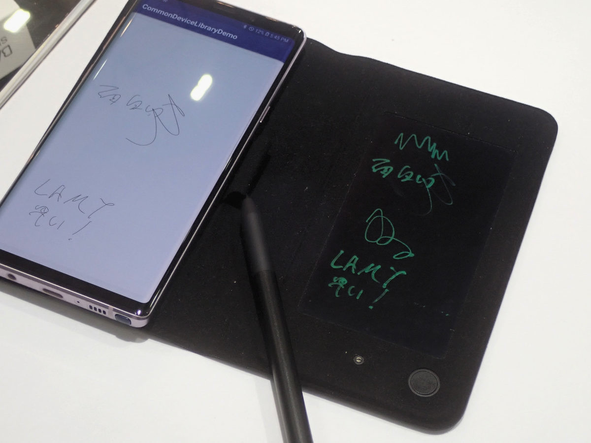 ↑ワコムのブースに展示されていた、新世代Bamboo Slateのプロトタイプ。右側のメモパッドに書いた内容が、Bluetoothで接続したスマホに送られる仕組み
