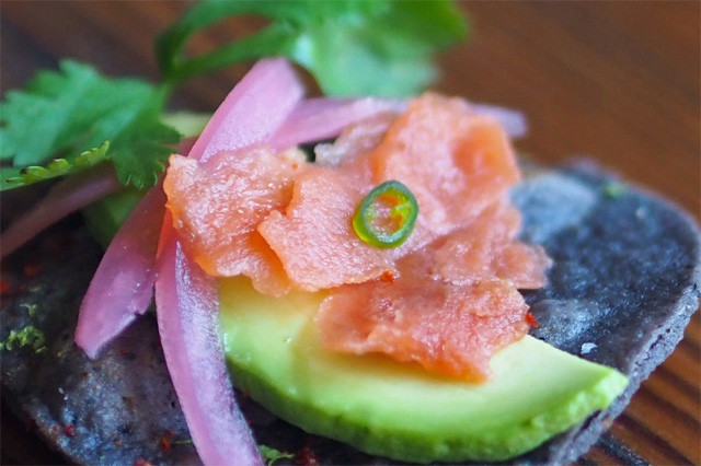 今度は魚じゃない魚? 食糧問題の解決策として注目される「人工魚肉」とは?