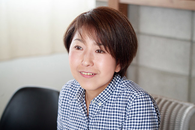 ↑「『お母さん、これからワイン作るから』と家族に告げた時、特に頑張れという言葉はありませんでしたが、何も言われないということは幸せな応援なんだと感じています」と話す須合さんの顔は晴れ晴れとしている