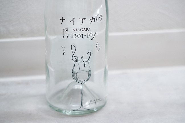 ↑グラスの上に描かれるのは食べ物に限らない。音楽を聴きながらゆっくりと楽しんでもらいたい白ワイン「ナイアガラ」(販売終了)