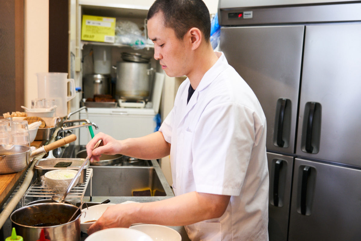 ↑鬼頭正美店主。ひとりで厨房に立ち、多くを語らずもくもくとラーメンを作る。その姿は、まさに職人という呼称がぴったりだ