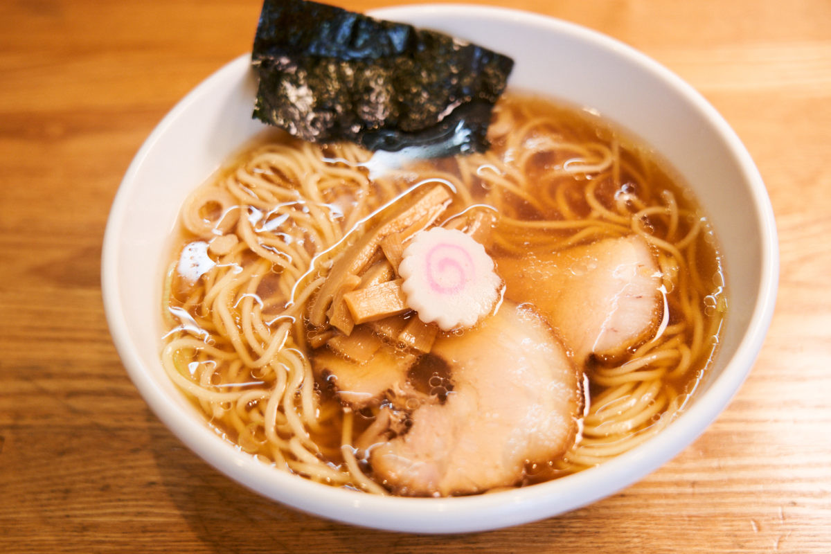 ↑「らーめん」700円。醤油ダレに豚メインの清湯と自家製麺を合わせ、チャーシュー、メンマ、なると、海苔をのせる。麺は150gで、大盛り(約250g)が同価格なのも魅力だ