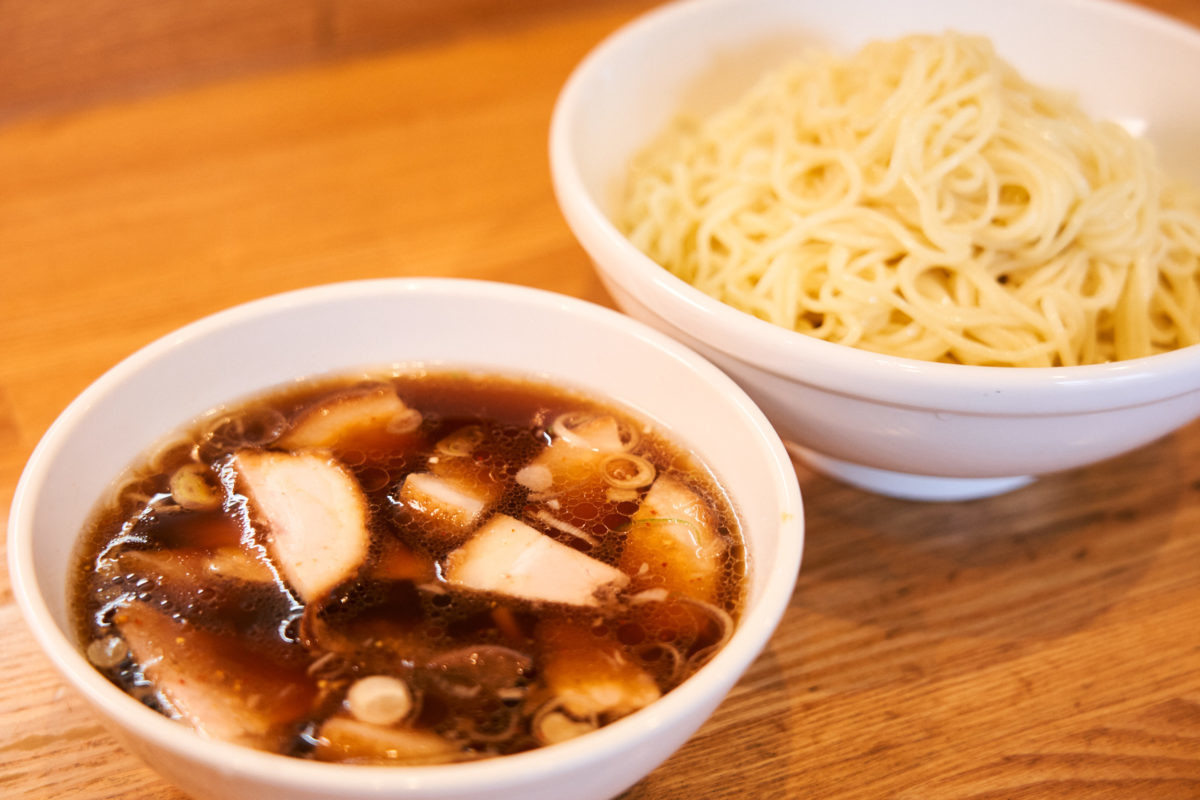 ↑「チャーシューつけめん」(950円)。つけ汁は七味唐辛子や胡椒をほんのり効かせ、キレを強めた醤油味。のどごし抜群の麺もよく絡む。通常の「つけめん」は750円だ