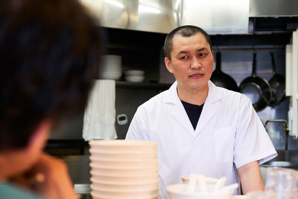 ↑店名の由来は、鬼頭さんの実家が酒販店「いろはや」を営んでおり、その屋号なのだとか。ラーメンは古巣を飛び越えた独自路線だが、どこかにルーツを重んじる熱いハートも鬼頭さんはもっている