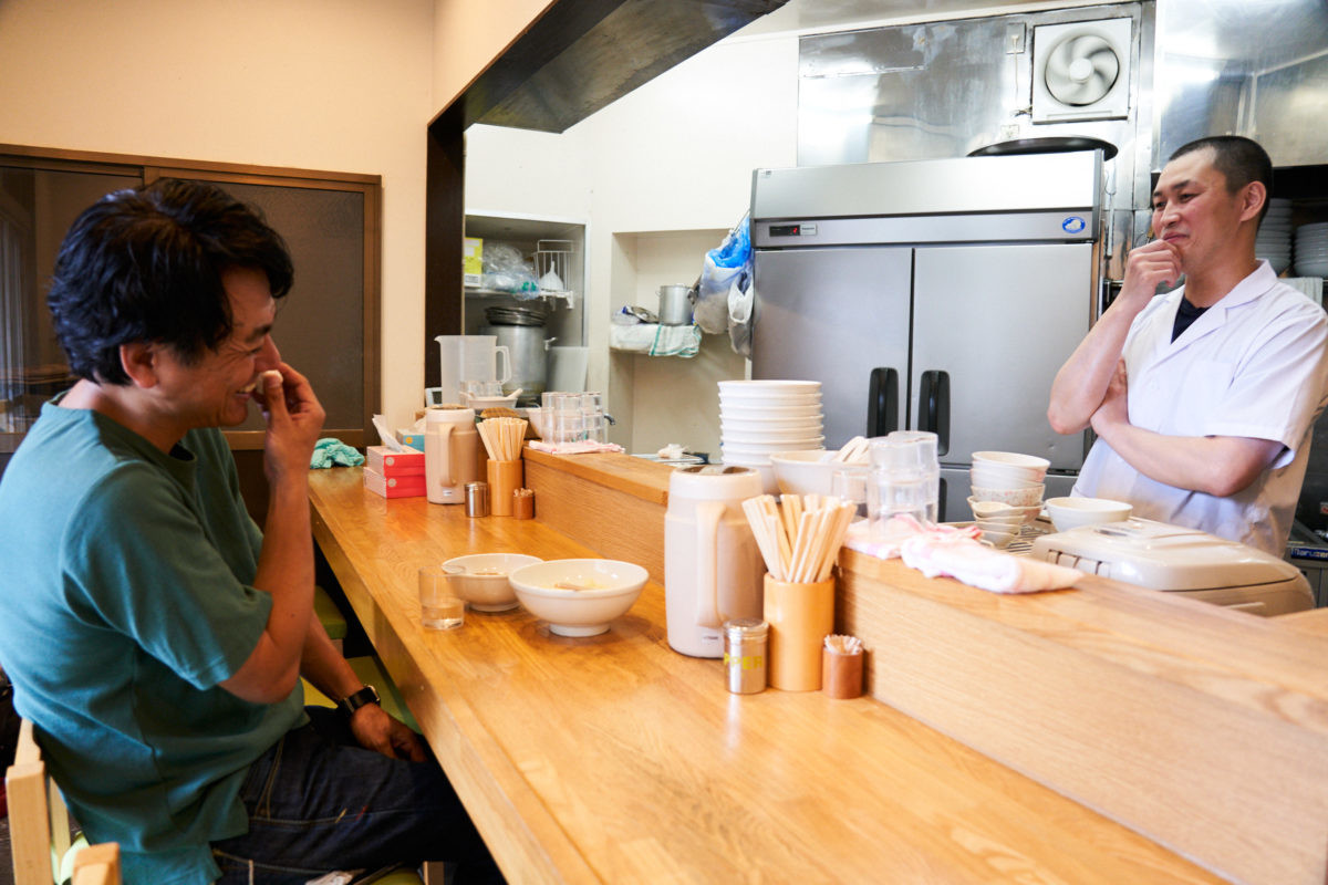 ↑新潟のエリア誌「Komachi」でラーメン連載をもつ田中さんは、新潟のラーメン事情にも精通。地元民しか知らないようなマニアトークに、寡黙な鬼頭さんも会話が弾む