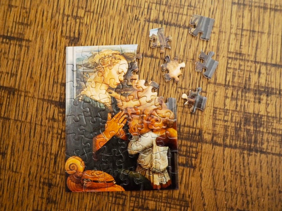 ↑フィリッポ・リッピ作「聖母子と洗礼ヨハネ」のパズルは完成するとメッセージカードに。糊で固める必要がありそうだ