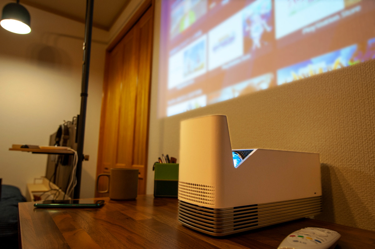 最小スペースで使えるプロジェクター「CineBeam HF85LS」が起こした「5つの暮らしの変化」