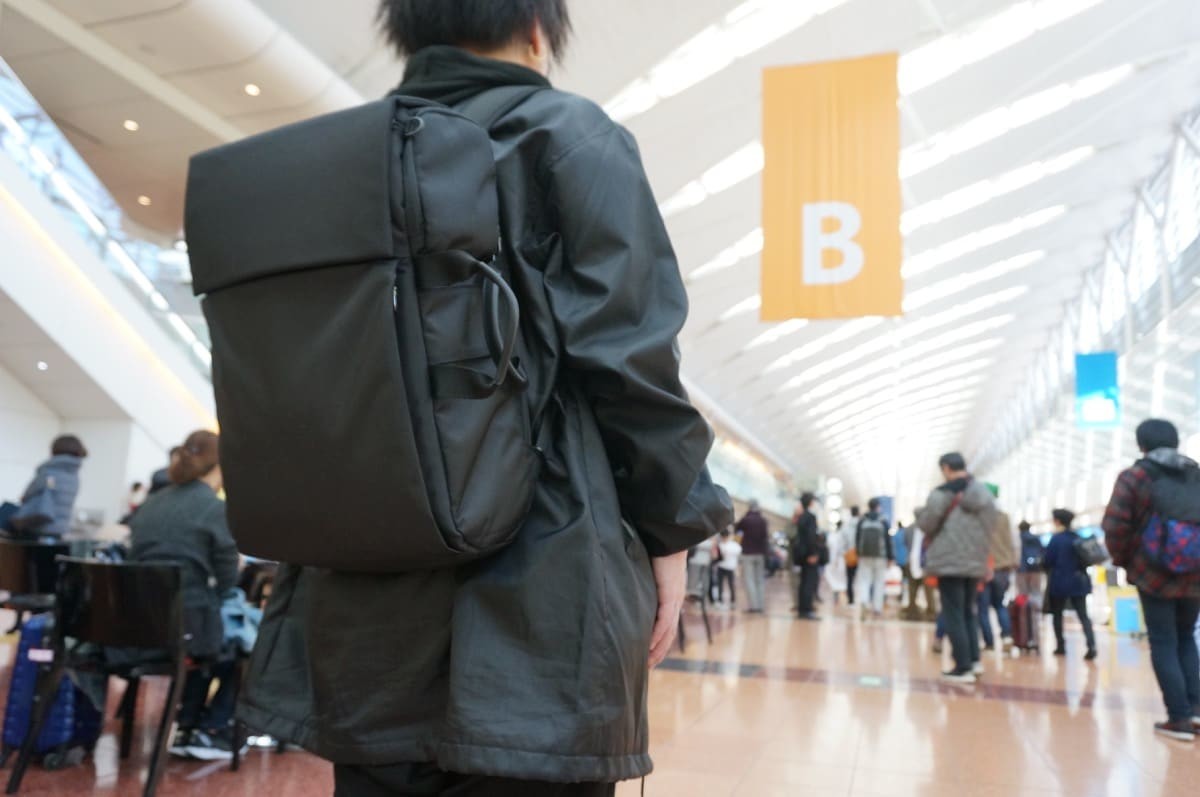 えっ、そこにも入るの？「かわるビジネスリュック」の閃きに助けられた、ガジェット盛りだくさんな2泊3日