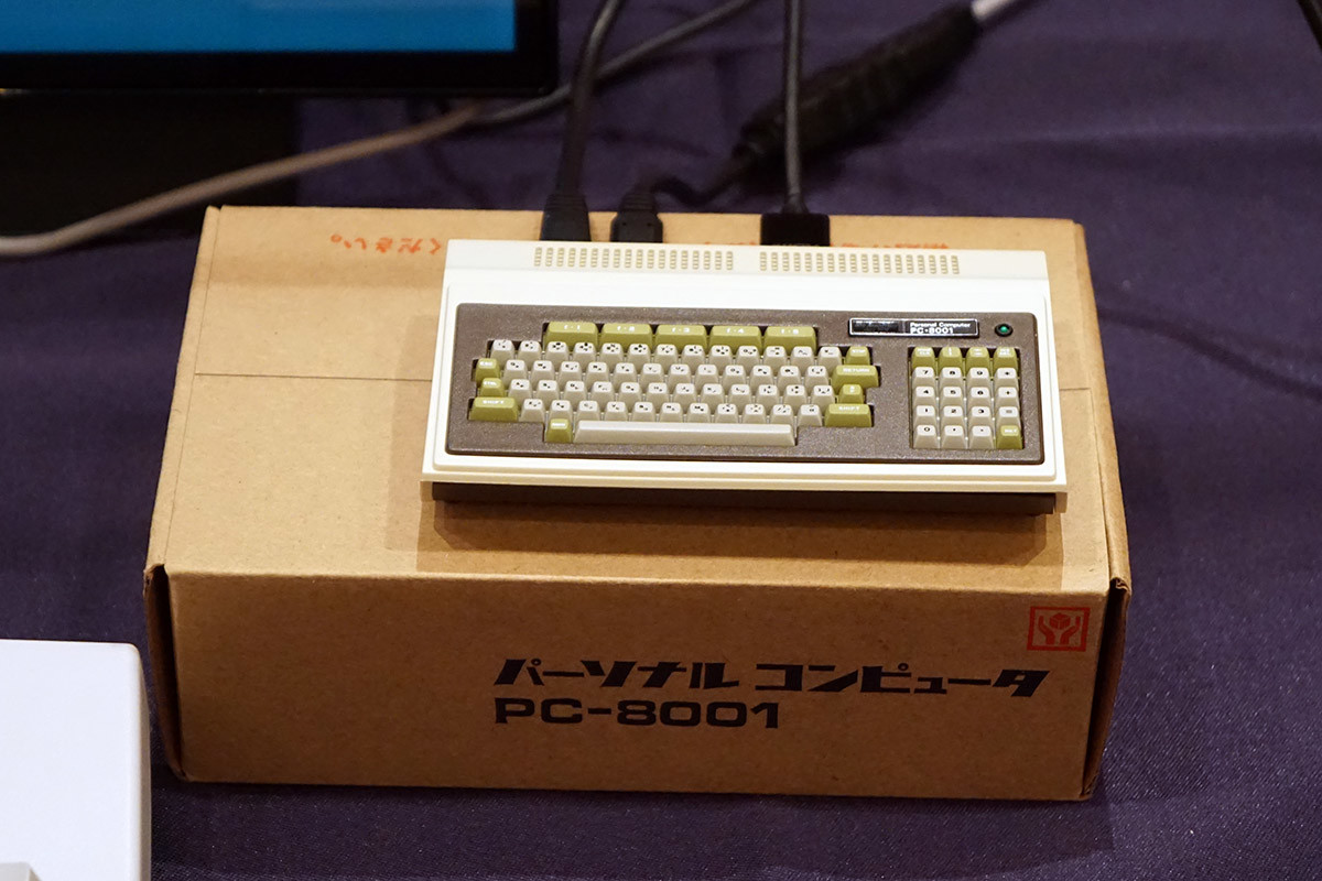 このレトロ感…ちゃんとBASICで動くし！ NEC初の本格パソコン「PC-8001」の40周年ミニチュア版登場！