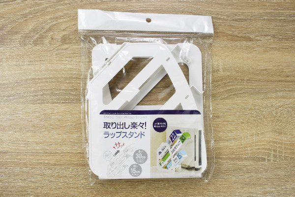 3種類のラップを1つのスタンドに収納！ キッチンの隙間にスッポリ収まる「取り出し楽々！ ラップスタンド」（セリア）