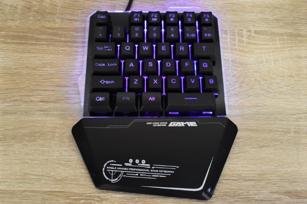 マクロ記録も搭載！ 本格派なのにド派手な見た目のゲーミングキーボード「One handed Gaming Keyboard」レビュー