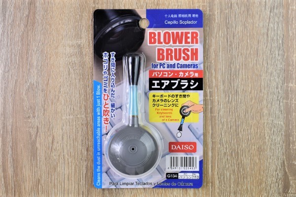 キーボードの汚れを“プシュッ”とお掃除！ ダイソーの「エアブラシ パソコン・カメラ用」