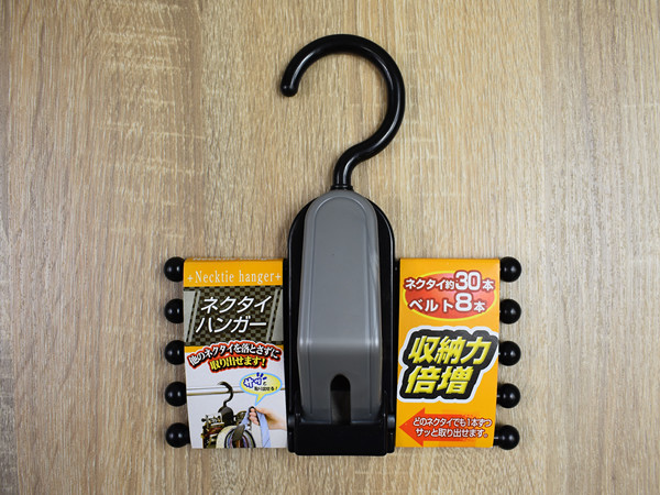 最大で30本かけられる!? コンパクトサイズで場所を取らない「ネクタイハンガー」